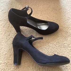 Kelly and Katie black pumps